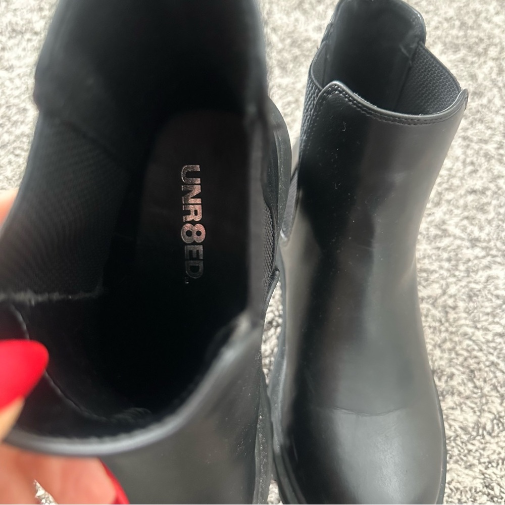 Unrated Black Slip On Chelsea Lugg Boots - Picture 4 of 5